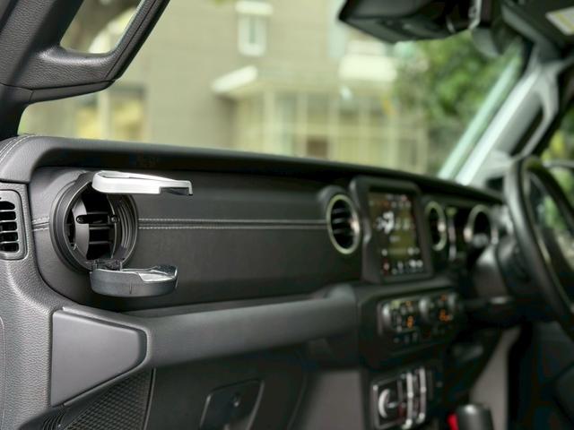 ジープ・ラングラーアンリミテッド サハラ ワンオーナー/禁煙車/ホイール付きスタッドレスタイヤ有/グロスブラック18AW/レザシート/LEDヘッドライト/バックカメラ/ショートアンテナ/Apple CarPlay対応(22枚目)