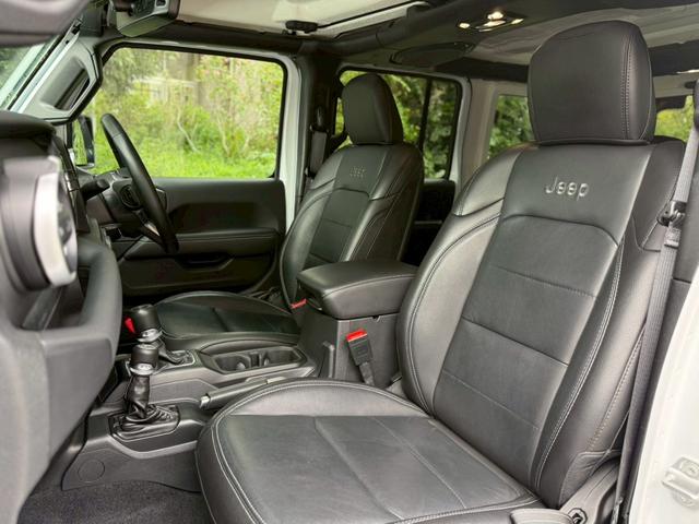 ジープ・ラングラーアンリミテッド サハラ ワンオーナー/禁煙車/ホイール付きスタッドレスタイヤ有/グロスブラック18AW/レザシート/LEDヘッドライト/バックカメラ/ショートアンテナ/Apple CarPlay対応(23枚目)