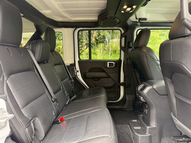 ジープ・ラングラーアンリミテッド サハラ ワンオーナー/禁煙車/ホイール付きスタッドレスタイヤ有/グロスブラック18AW/レザシート/LEDヘッドライト/バックカメラ/ショートアンテナ/Apple CarPlay対応(24枚目)