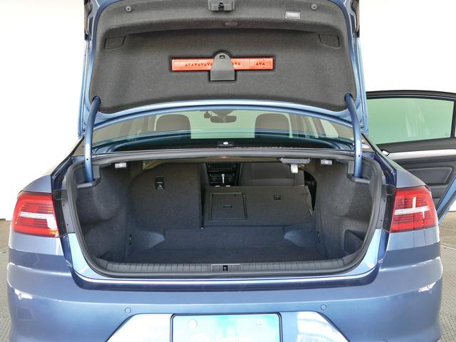 パサート TSIエレガンスライン 純正ナビ、アダプティブクルーズコントロール、レーンキープアシスト、リヤバックカメラ、ブラインドスポット、運転席・助手席シートヒーター 禁煙使用 ワンオーナー 認定中古車保証1年付(31枚目)