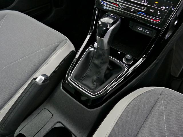 Ｔ－クロス ＴＳＩ　スタイル　当社試乗車　マイナー後モデル　新色グレープイエロー　セーフティー　デザインＰＫＧ　プレミアムサウンド　ＩＱ．ＬＥＤヘッドライト　ＡＣＣ　トラベルアシスト　後方死角検知機能　駐車支援システム　禁煙使用（8枚目）