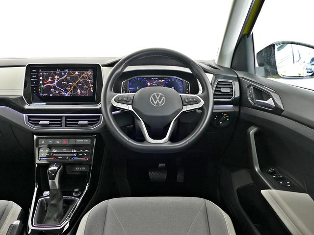 Ｔ－クロス ＴＳＩ　スタイル　当社試乗車　マイナー後モデル　新色グレープイエロー　セーフティー　デザインＰＫＧ　プレミアムサウンド　ＩＱ．ＬＥＤヘッドライト　ＡＣＣ　トラベルアシスト　後方死角検知機能　駐車支援システム　禁煙使用（27枚目）