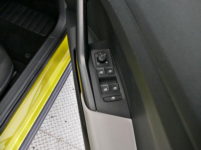 Ｔ－クロス ＴＳＩ　スタイル　当社試乗車　マイナー後モデル　新色グレープイエロー　セーフティー　デザインＰＫＧ　プレミアムサウンド　ＩＱ．ＬＥＤヘッドライト　ＡＣＣ　トラベルアシスト　後方死角検知機能　駐車支援システム　禁煙使用（40枚目）