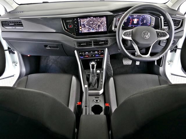 ステアリングや各スイッチの位置など少しでもドライバーの疲労を低減する様な配置となっており効率の良い操作性が可能です。