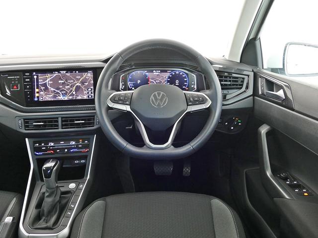 ステアリングや各スイッチの位置など少しでもドライバーの疲労を低減する様な配置となっており効率の良い操作性が可能です。