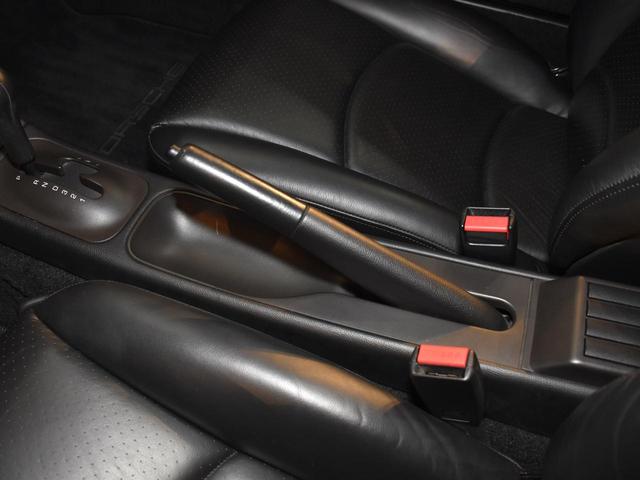 911カレラ 実走行3.2万キロ 整備記録簿11枚 ディーラー車 ミツワものステッカーあり サンルーフ ガーズレッド ブラックレザー ティプトロニック フルオリジナル 修復歴無し 取説 記録簿 スペアキー 業販可能(46枚目)
