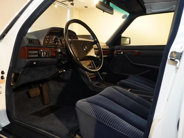 ｓクラス メルセデス ベンツ ５６０ｓｅｌ 過去販売車両 整備記録簿１３枚 ブルーベロアシート フットレスト シートカバー アークティックホワイト 取説 純正工具の中古車詳細 中古車検索ならkurutown クルタウン