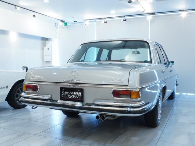 Ｓクラス ２８０ＳＥ３．５　ウエスタン自動車　ディーラー車　セダン　レッドレザー　左ハンドル　ホワイトステアリング　ホワイトリボンタイヤ　整備記録簿７枚　三角窓（4枚目）