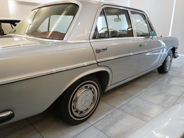 Ｓクラス ２８０ＳＥ３．５　ウエスタン自動車　ディーラー車　セダン　レッドレザー　左ハンドル　ホワイトステアリング　ホワイトリボンタイヤ　整備記録簿７枚　三角窓（31枚目）