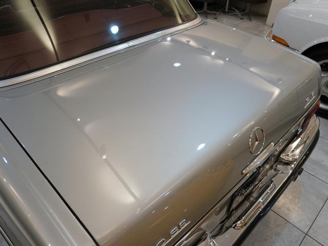 Ｓクラス ２８０ＳＥ３．５　ウエスタン自動車　ディーラー車　セダン　レッドレザー　左ハンドル　ホワイトステアリング　ホワイトリボンタイヤ　整備記録簿７枚　三角窓（33枚目）
