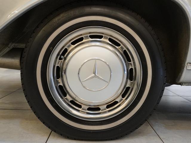 Ｓクラス ２８０ＳＥ３．５　ウエスタン自動車　ディーラー車　セダン　レッドレザー　左ハンドル　ホワイトステアリング　ホワイトリボンタイヤ　整備記録簿７枚　三角窓（41枚目）