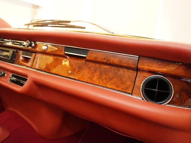 Ｓクラス ２８０ＳＥ３．５　ウエスタン自動車　ディーラー車　セダン　レッドレザー　左ハンドル　ホワイトステアリング　ホワイトリボンタイヤ　整備記録簿７枚　三角窓（52枚目）