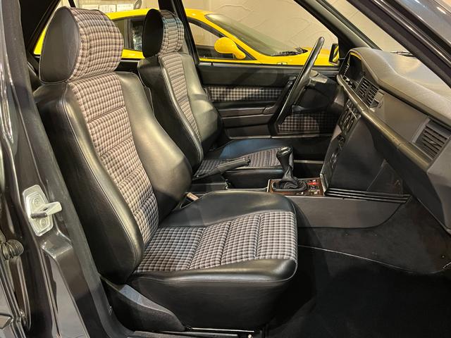 190クラス 190E2.3-16 D車 左H 5速MT(レーシングパターン) チェック柄内装(Plaid Seats) 純正エアロ コスワースチューニングエンジン(M102) LSD パワーシート 取説 記録簿20枚 無事故(64枚目)