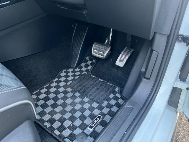 ゴルフ ＴＤＩ　Ｒライン　プラチナムエディション　禁煙車　ディーゼル　ＤＣＣパッケージ　ＡＣＣ　ヘッドラップディスプレイ　ステアリングヒーター（17枚目）