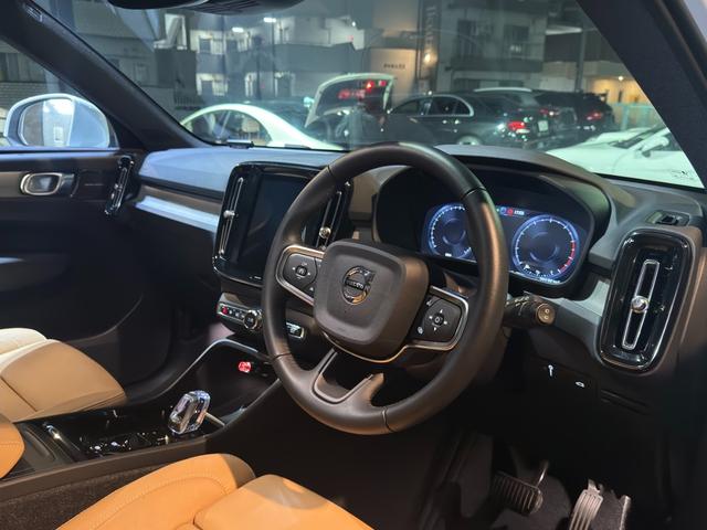 ＸＣ４０ Ｂ４　ＡＷＤ　インスクリプション（ＩＳＧＭ搭載）　パノラマＳＲ　ブロンド革　全席シートヒーター　純正ナビ地デジ＆ＣａｒＰｌａｙ　ｈａｒｍａｎ／ｋａｒｄｏｎ　全周カメラ＆インテリセーフ　ＬＥＤヘッドライト　電動Ｒゲート　専用１８ＡＷ　禁煙　１オーナー（3枚目）