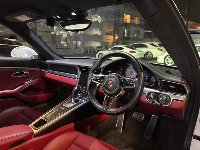 911 911カレラS (Type991.2) 後期型 右H正規D車 水平対向6気筒ツインターボ 7速PDK 黒/赤ツートン革 シートヒーター PCMナビ Bカメラ&PAS バイキセ エントリーD 電動格納ミラー PASM PTVプラス 赤キャリパー 純正20AW 禁煙(3枚目)