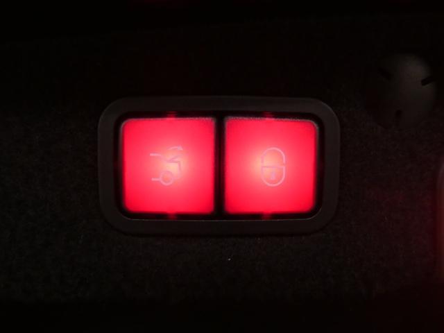 Cクラス C63 S V8ツインターボ 右H正規D車 EXC-PKG 黒革 シートヒーター 純正HDDナビ地デジ Burmesterサウンド Bカメラ&PTS レーダーセーフティPKG パナメリカーナグリル 赤キャリパー 専用19インチAW 禁煙車(17枚目)