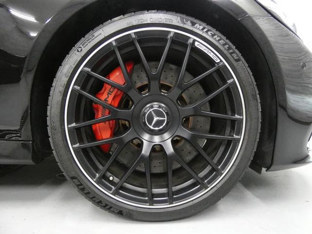 Cクラス C63 S V8ツインターボ 右H正規D車 EXC-PKG 黒革 シートヒーター 純正HDDナビ地デジ Burmesterサウンド Bカメラ&PTS レーダーセーフティPKG パナメリカーナグリル 赤キャリパー 専用19インチAW 禁煙車(51枚目)