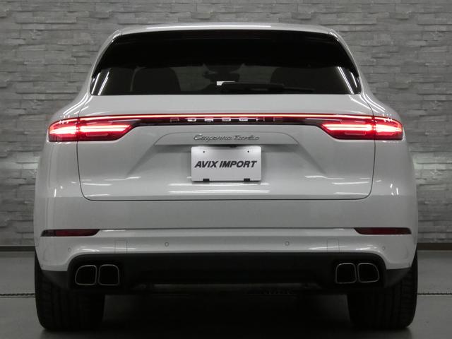 ＳＵＶ特有の使用感はとても少なく心地よい禁煙の室内は開放感あるパノラミックルーフシステムに高級感漂うブラックレザーインテリア