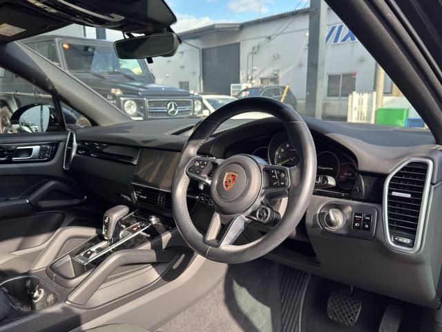 カイエンクーペ カイエン E‐ハイブリッド クーペ スポーツクロノPKG パノラミックR 黒革 シートヒーター&ベンチレーター PCMナビ 全周C&PAS ACC&LCA LEDマトリックスHL コンフォートA ソフトクローズD PASMエアサス 純正21AW 禁煙(3枚目)