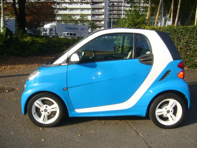 スマートフォーツークーペ ｍｈｄエディション　アイスシャイン　フルセグＴＶナビ　バックカメラ　ＥＴＣ　シートヒーター　タコメーターと時計　純正アルミ（4枚目）