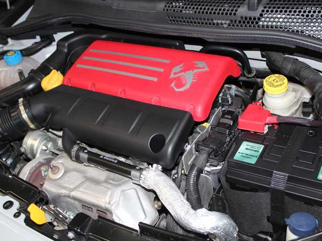 アバルト５９５ ツーリズモ　マニュアルモード付ＡＴ　右ハンドル　純正１７インチアルミホイール　キセノンヘッドライト　アップルカープレイ　ＬＥＤデイライト　ＥＴＣ（8枚目）