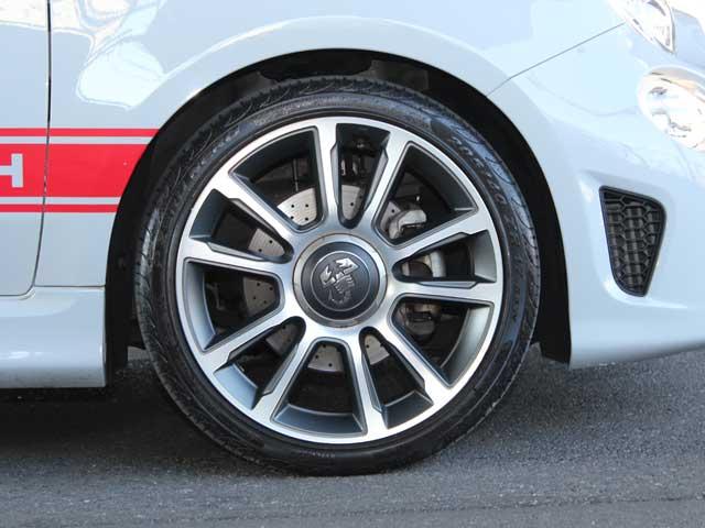 アバルト５９５ ツーリズモ　マニュアルモード付ＡＴ　右ハンドル　純正１７インチアルミホイール　キセノンヘッドライト　アップルカープレイ　ＬＥＤデイライト　ＥＴＣ（24枚目）