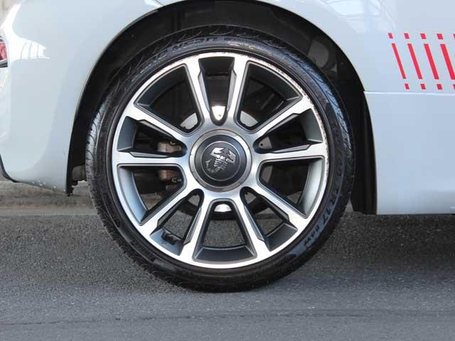 アバルト５９５ ツーリズモ　マニュアルモード付ＡＴ　右ハンドル　純正１７インチアルミホイール　キセノンヘッドライト　アップルカープレイ　ＬＥＤデイライト　ＥＴＣ（25枚目）