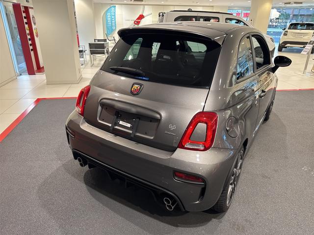 アバルト６９５ ツーリズモ　新車展示車両／生産終了モデル／アップルカープレイ／アンドロイドオート（3枚目）