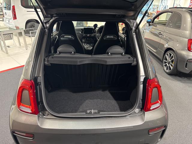 アバルト６９５ ツーリズモ　新車展示車両／生産終了モデル／アップルカープレイ／アンドロイドオート（18枚目）