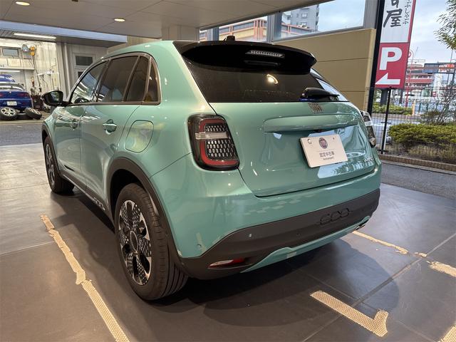 ６００ハイブリッド ラ　プリマ　試乗車／現行モデル／ナビゲーション標準装備／アップルカープレイ／アンドロイドオート／マイルドハイブリッド／ＦＩＡＴ　Ｃｏｎｎｅｃｔ／ＡＤＡＳ標準装備（9枚目）