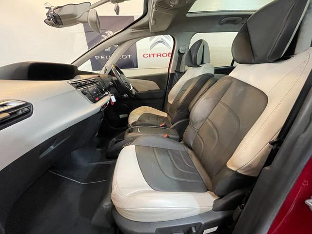 グランドC4 スペースツアラー シャイン ブルーHDi 直列4気筒ディーゼルターボエンジン レザーシート&オットマン 6速AT 3列7人乗りパノラマルーフ 純正フルセグTVナビ AppleCarPlay Bluetooth 全周囲カメラ 純正17インチAW(15枚目)