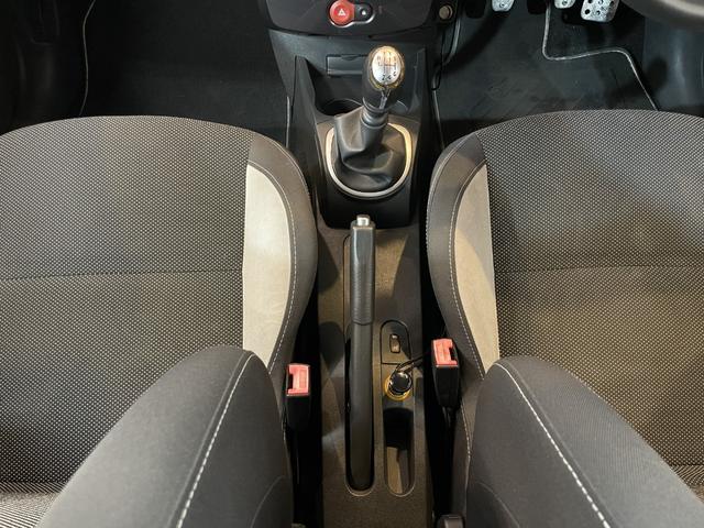 大きなレバーのハンドブレーキは操作しやすく女性も安心！