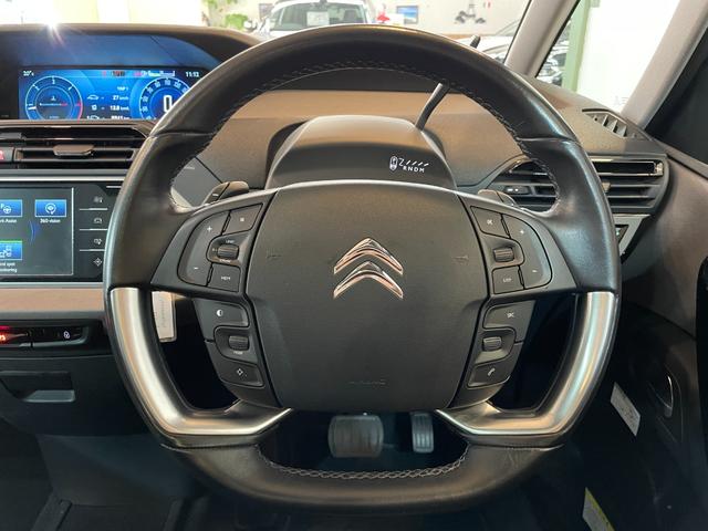 グランドＣ４ ピカソ フィール　ブルーＨＤｉ　３列７人乗り　ガラスルーフ　前後ドラレコ　バックカメラ　３６０°カメラ　ＥＴＣ　純正フルセグナビ　電動リアゲート　Ｂｌｕｅｔｏｏｔｈ　２Ｌ　ディーゼルターボエンジン　６速ＡＴ　ＵＳＢ入力端子（19枚目）