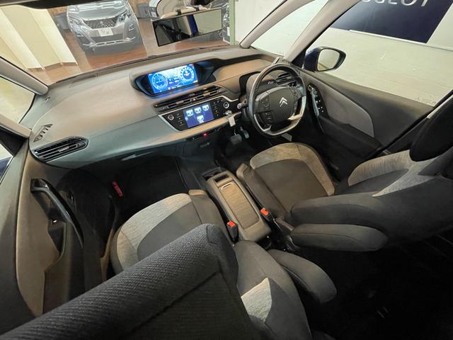 グランドＣ４ ピカソ フィール　ブルーＨＤｉ　３列７人乗り　ガラスルーフ　前後ドラレコ　バックカメラ　３６０°カメラ　ＥＴＣ　純正フルセグナビ　電動リアゲート　Ｂｌｕｅｔｏｏｔｈ　２Ｌ　ディーゼルターボエンジン　６速ＡＴ　ＵＳＢ入力端子（71枚目）