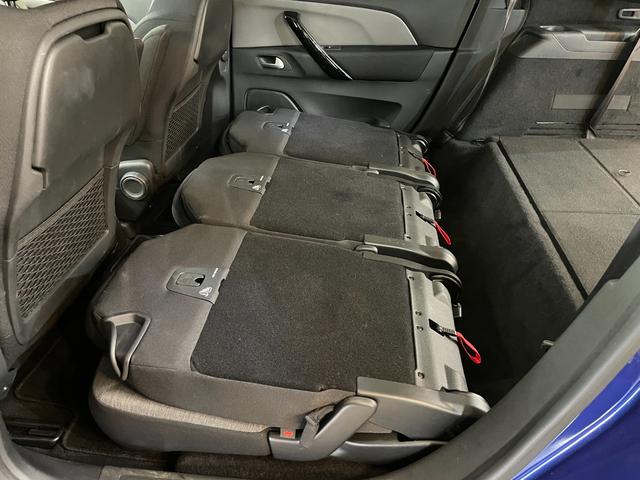 グランドＣ４ ピカソ フィール　ブルーＨＤｉ　３列７人乗り　ガラスルーフ　前後ドラレコ　バックカメラ　３６０°カメラ　ＥＴＣ　純正フルセグナビ　電動リアゲート　Ｂｌｕｅｔｏｏｔｈ　２Ｌ　ディーゼルターボエンジン　６速ＡＴ　ＵＳＢ入力端子（74枚目）