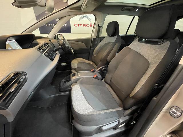 グランドC4 スペースツアラー シャイン ブルーHDi 3列7人乗り ガラスルーフ Bカメラ 360°カメラ ETC 電動リアゲート 純正フルセグナビ AppleCarplay Bluetooth 2L ディーゼルターボエンジン 6速AT USB入力端子(11枚目)