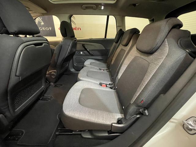 グランドC4 スペースツアラー シャイン ブルーHDi 3列7人乗り ガラスルーフ Bカメラ 360°カメラ ETC 電動リアゲート 純正フルセグナビ AppleCarplay Bluetooth 2L ディーゼルターボエンジン 6速AT USB入力端子(12枚目)