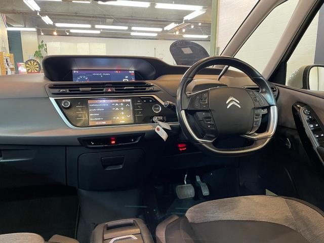 グランドC4 スペースツアラー シャイン ブルーHDi 3列7人乗り ガラスルーフ Bカメラ 360°カメラ ETC 電動リアゲート 純正フルセグナビ AppleCarplay Bluetooth 2L ディーゼルターボエンジン 6速AT USB入力端子(68枚目)