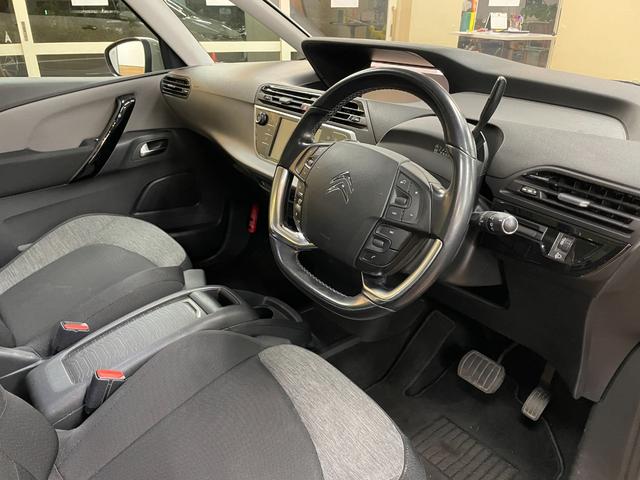 グランドC4 スペースツアラー シャイン ブルーHDi 3列7人乗り ガラスルーフ Bカメラ 360°カメラ ETC 電動リアゲート 純正フルセグナビ AppleCarplay Bluetooth 2L ディーゼルターボエンジン 6速AT USB入力端子(76枚目)