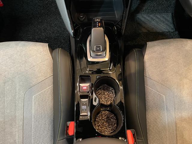 208 GT 8速AT 1.2Lターボ パノラマガラスルーフ ハーフレザーシート 純正ディスプレイオーディオ Apple car play Android Auto アクティブセーフティブレーキ Bモニター(64枚目)