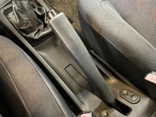 ３０６ ラリー　国内未導入車　クラッチＯＨ済　直列４気筒２．０Ｌ自然吸気ＤＯＨＣ　６速ＭＴ　左ハンドル　専用ラリーシート　スパルコペダル　ＥＴＣ　１ｄｉｎオーディオ　ＵＳＢ　ＣＤ　Ｓｐｅｅｄ　Ｌｉｎｅ１５インチＡＷ（26枚目）