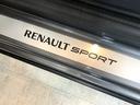 フロントドアのサイドシル部分にも「RENAULT SPORT」のロゴが刻まれたプレートが♪