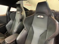 シートはナッパレザーとアルカンターラを組み合わせた専用のバケットシートです。 6