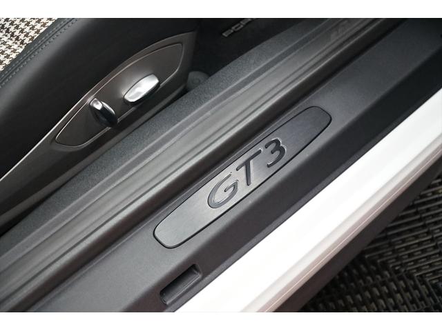 ９１１ ９１１ＧＴ３　ホワイト　ブラックレザー　ＰＣＣＳ千鳥格子ファブリック張替済　ツーリングパッケージ　スポーツクロノパッケージ　純正ナビ　純正２０ＡＷ　ブラッシュドアルミインテリア　ディーラー整備　記録簿　ディーラー車（41枚目）