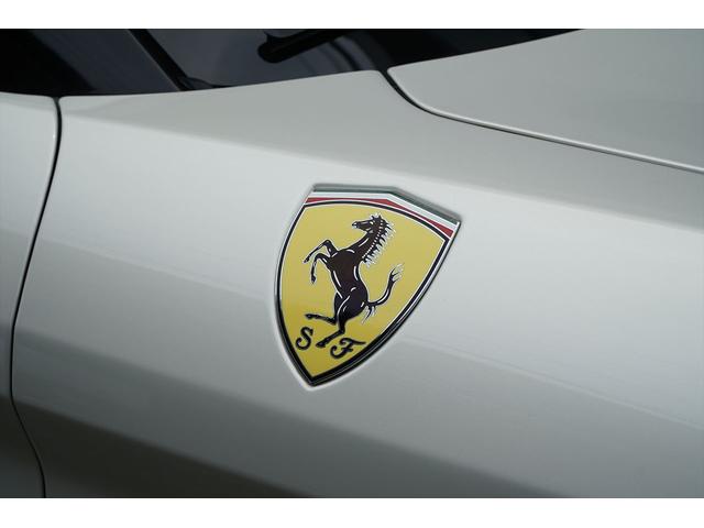 カリフォルニアＴ ベースグレード　スペシャルカラー：ビアンコイタリア　ロッソレザー　ＯＰ５５０　ＬＥＤカーボンステアリング　鍛造２０ＡＷ　アップルカープレイ　純正車高調ローダウン　ブラックルーフラッピング　整備記録簿　ディーラー車（36枚目）