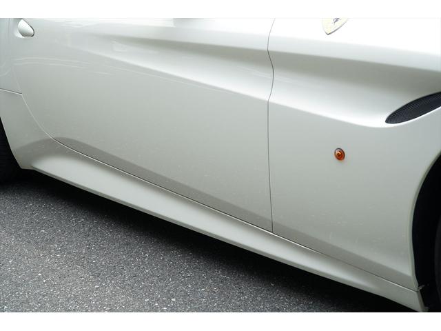 カリフォルニアＴ ベースグレード　スペシャルカラー：ビアンコイタリア　ロッソレザー　ＯＰ５５０　ＬＥＤカーボンステアリング　鍛造２０ＡＷ　アップルカープレイ　純正車高調ローダウン　ブラックルーフラッピング　整備記録簿　ディーラー車（40枚目）