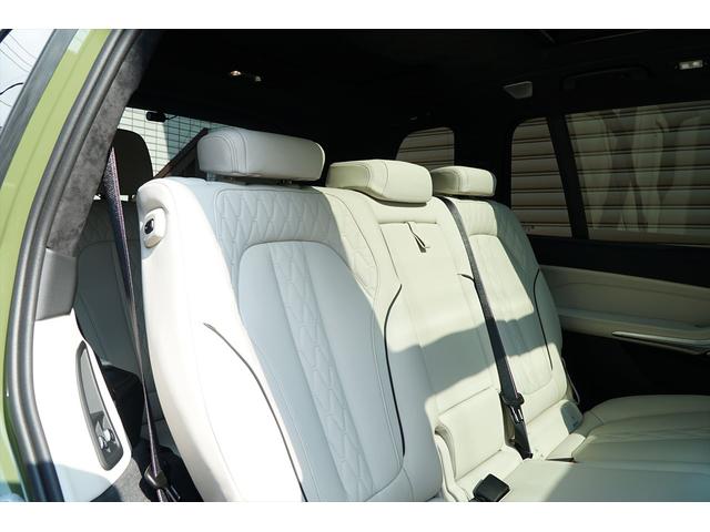 Ｘ７ ｘＤｒｉｖｅ　４０ｄ　Ｍスポーツ　スペシャルペイントアーバングリーン　Ｉｎｄｉｖｉｄｕａｌフルレザーメリノアイボリーホワイト　２３ＡＷ　Ｂｏｗｅｒｓ＆Ｗｉｌｋｉｎｓ　パノラマガラスルーフ　ＭスポーツＰＫＧプロ　新車保証付　ワンオーナー（20枚目）