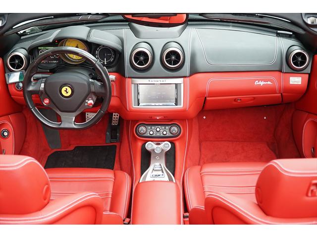 カリフォルニア ベースグレード ビアンコアヴス ロッソレザー カロッツェリアHDDナビTV バックカメラ LEDカーボンステアリング シートヒーター 20AW 七宝焼き イエローレブカウンター エンボスドヘッドレスト ディーラー車(4枚目)