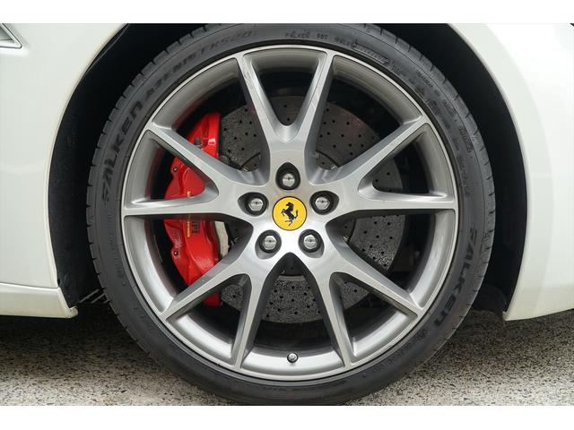 カリフォルニア ベースグレード ビアンコアヴス ロッソレザー カロッツェリアHDDナビTV バックカメラ LEDカーボンステアリング シートヒーター 20AW 七宝焼き イエローレブカウンター エンボスドヘッドレスト ディーラー車(5枚目)